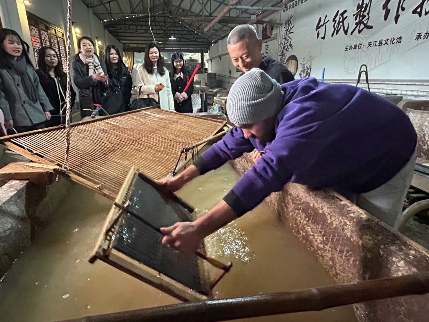 非遗文化在“一带一路”绽放光芒,留学生感受夹江竹纸魅力 - 大千纸故里